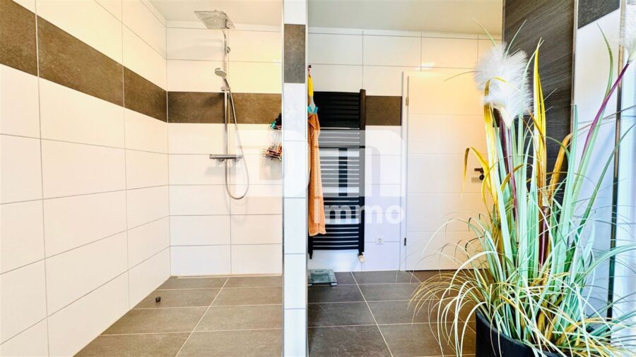 Hochklassiges Einfamilienhaus mit Einliegerwohnung in Bestlage auf großem Traumgrundstück - OG / DG Badezimmer / Dusche ebenerdig